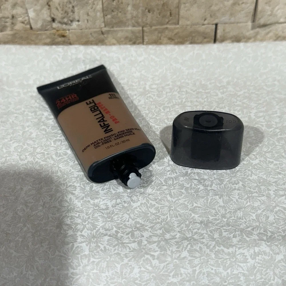 L'Oréal Paris Infallible Pro-Matte Foundation, #111 Soft‎ Sable 1 Fl Oz Sealed